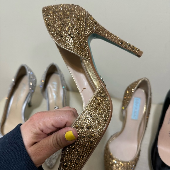 Chinese Laundry & Betsey Johnson Bundle of 4 Pairs Women’s Heels – Size 6 – $80 - Picture 3 of 8